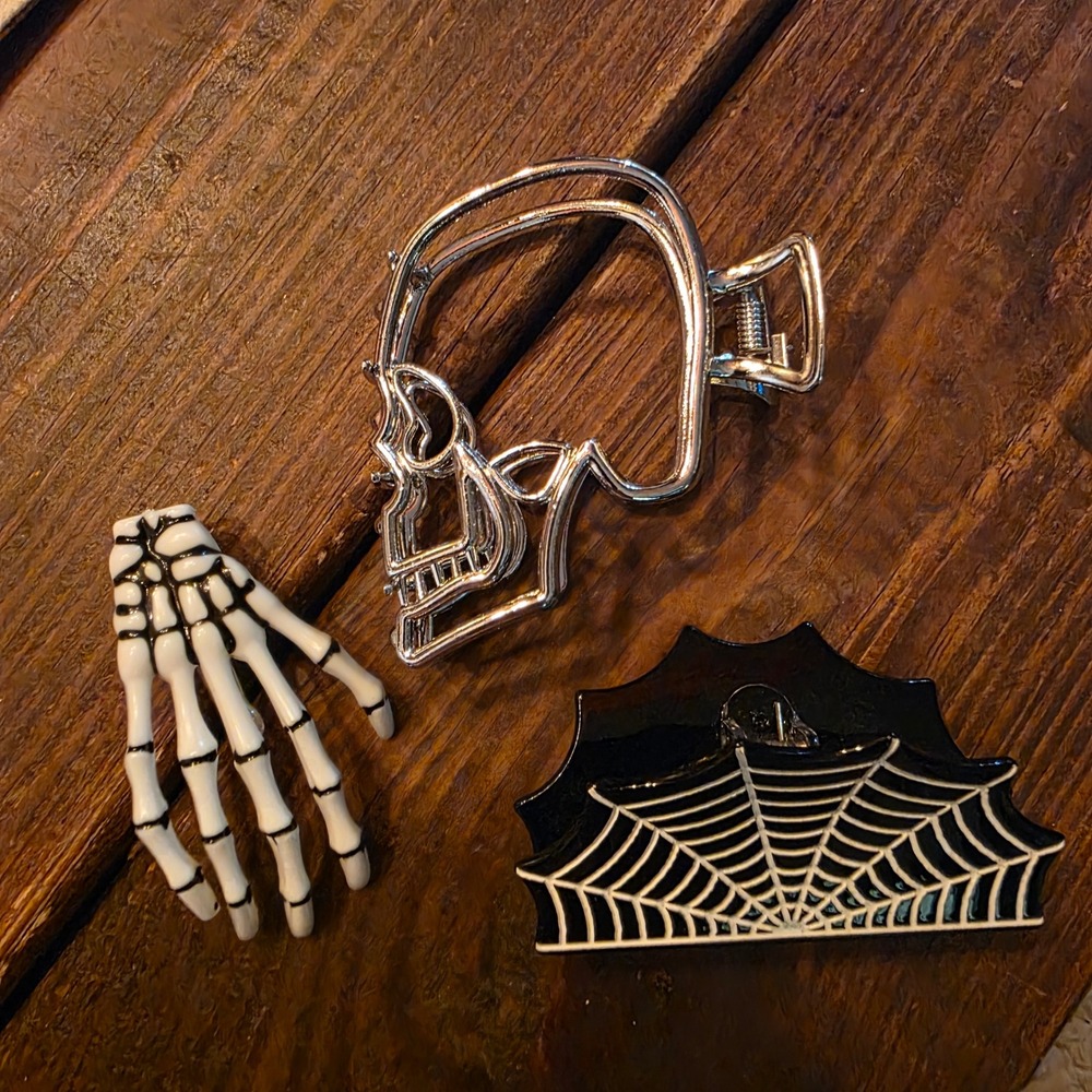 NWOT set of 3 Halloween hair claws / clip skull, skeleton, hand, spiderweb